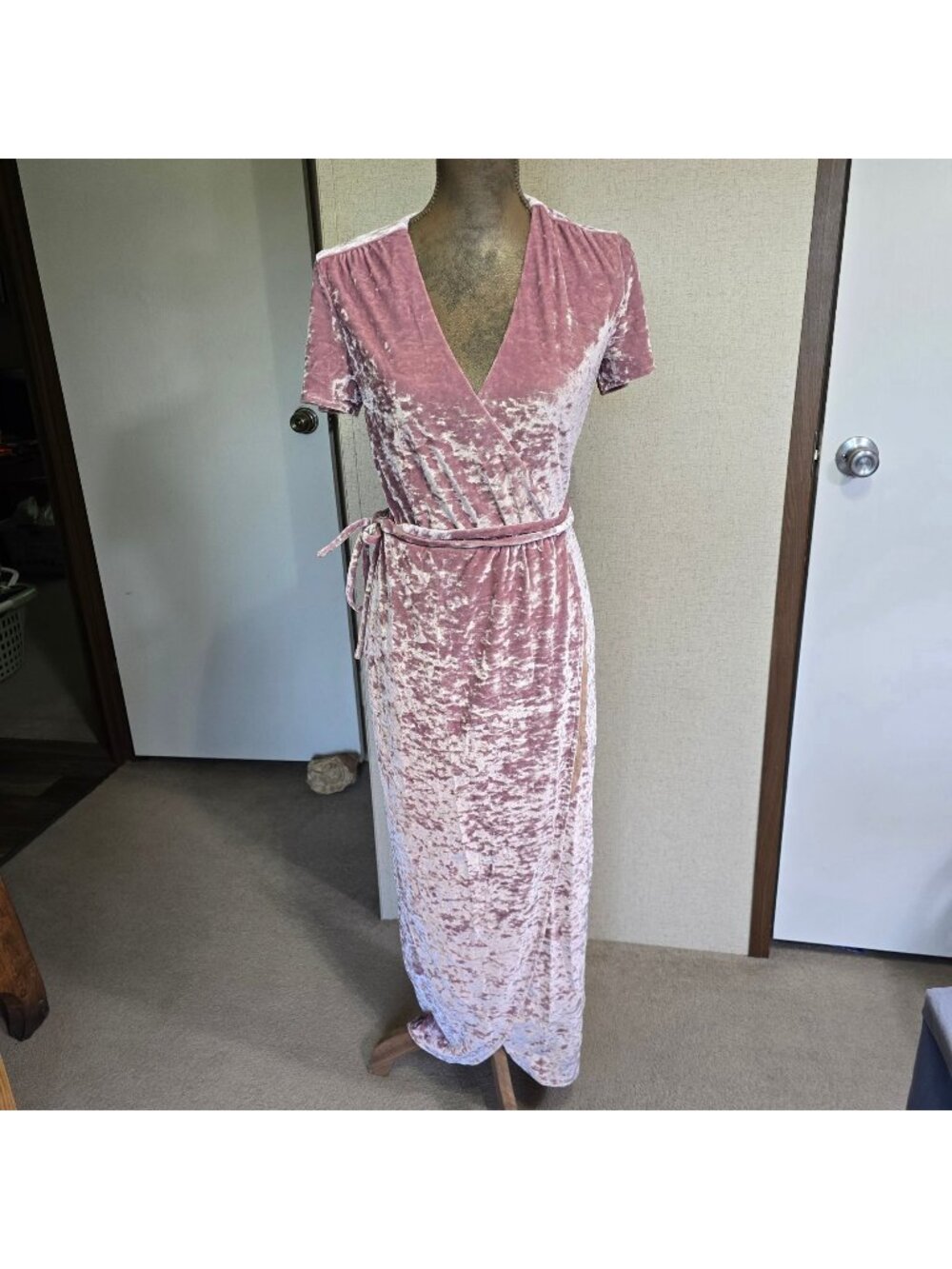 WAYF Roslyn Crushed Velvet Wrap Short Sleeve Midi Dress Dusty Rose Small